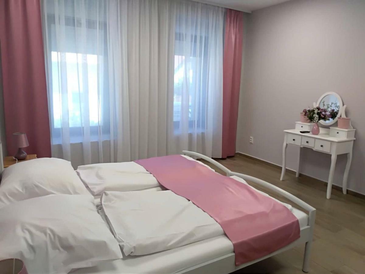 Alma Vendeghaz Hotel Veszprem Exterior photo